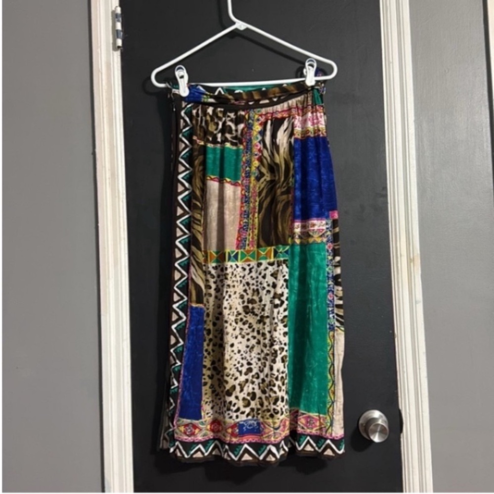Gottex Midi Skirt w/ Side Slit Vintage
Size M Length: 33.5”
